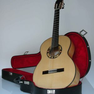 Guitarra española sobre estuche